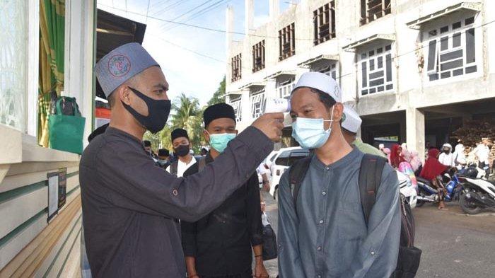 Protokol kesehatan terhadap santri (Tribunnews)