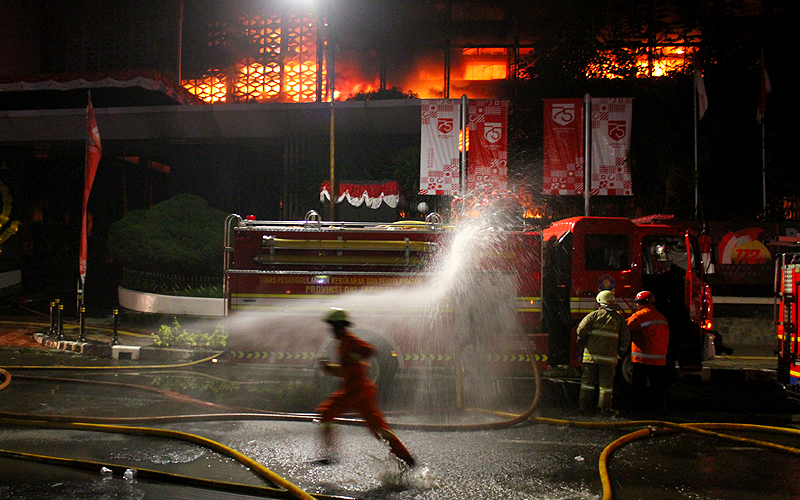 Gedung Kejaksaan Agung, di Jalan Sultan Hasanudin Dalam, Kebayoran Baru, Jakarta Selatan terbakar.Jakarta Selatan terbakar pada Sabtu (22/8) kebakaran terjadi sekitar pukul 19.00 WIB. Robinsar Nainggolan