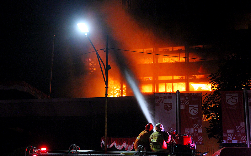 Gedung Kejaksaan Agung, di Jalan Sultan Hasanudin Dalam, Kebayoran Baru, Jakarta Selatan terbakar.Jakarta Selatan terbakar pada Sabtu (22/8) kebakaran terjadi sekitar pukul 19.00 WIB. Robinsar Nainggolan