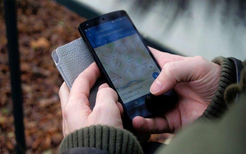 Ilustrasi Melihat Handphone. (Bangka Post)