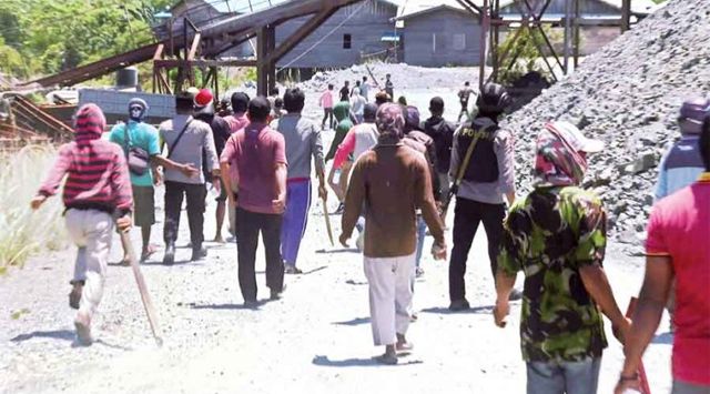 Mengamuk! Ratusan Warga Pukuli WNA Tiongkok di Lokasi Tambang Emas. (Pojoksatu.id).