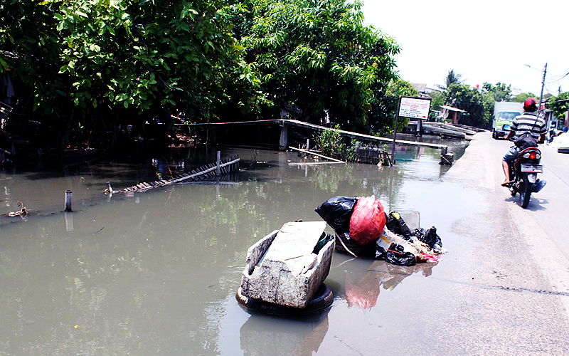Warga Kampung Kojan, Jakarta Barat, DKI Jakarta dilintasi Kali Kojan, saat ini harus waspada jika musim hujan turun karena pemukiman mereka pasti terendam banjir.