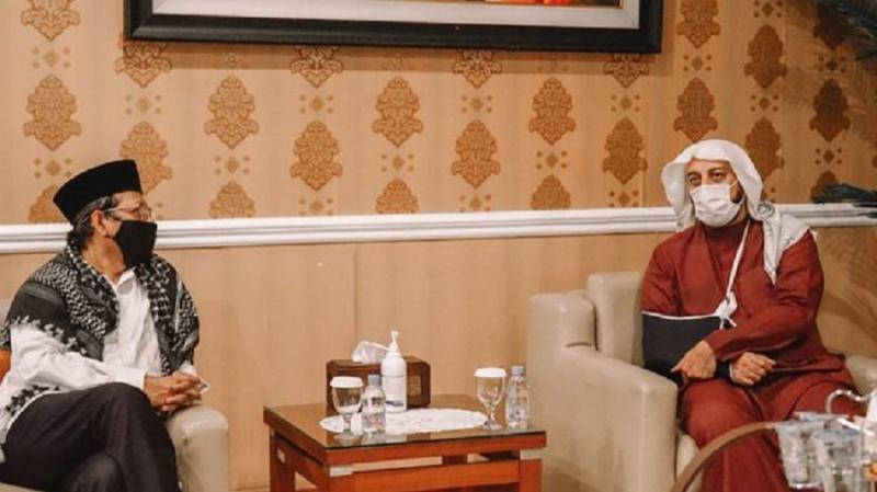 Syekh Ali Jaber Mengunjungi Menko Polhukam Mahfud MD. (Dok. Humas Kemenko Polhukam).