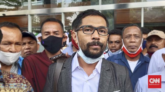 Direktur LBH Buton La Ode Nur sekaligus tim hukum eks pengungsi Maluku di Pengadilan Negeri Jakarta Pusat, Selasa (22/9). (CNN Indonesia/Ryan Hadi Suhendra)