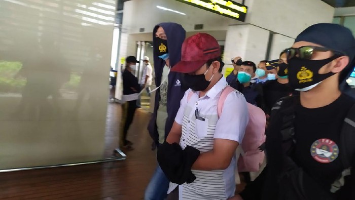 Oknum dokter (tengah) yang melakukan pelecehan seksual terhadap penumpang di Bandara Soetta ditangkap polisi (detikcom)