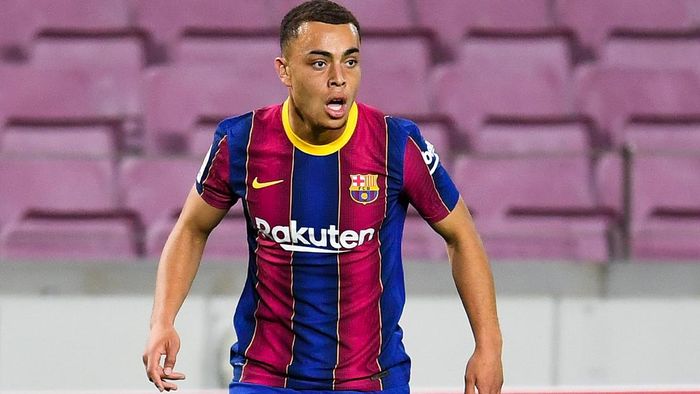 Pemain baru Barcelona Sergino Dest kegirangan usai cetak gol perdana untuk Barcelona (detikcom)