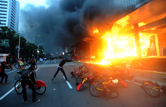 Demo Tolak UU Ciptaker, Halte Busway Dibakar, Kerugian Hingga Rp 25 Miliar