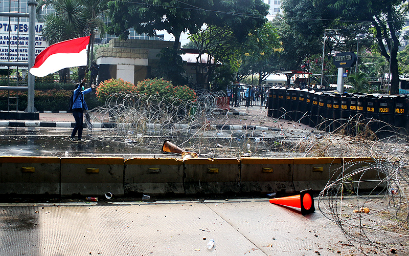 Unjuk rasa menolak UU Omnibus Law di sekitar Patung Kuda Jakarta Pusat ricuh, Kamis (8/10). Ribuan massa yang berusaha bergerak menuju istana dihalau oleh polisi, bentrok antara massa dengan aparat polisi tak terhindarkan. Robinsar Nainggolan