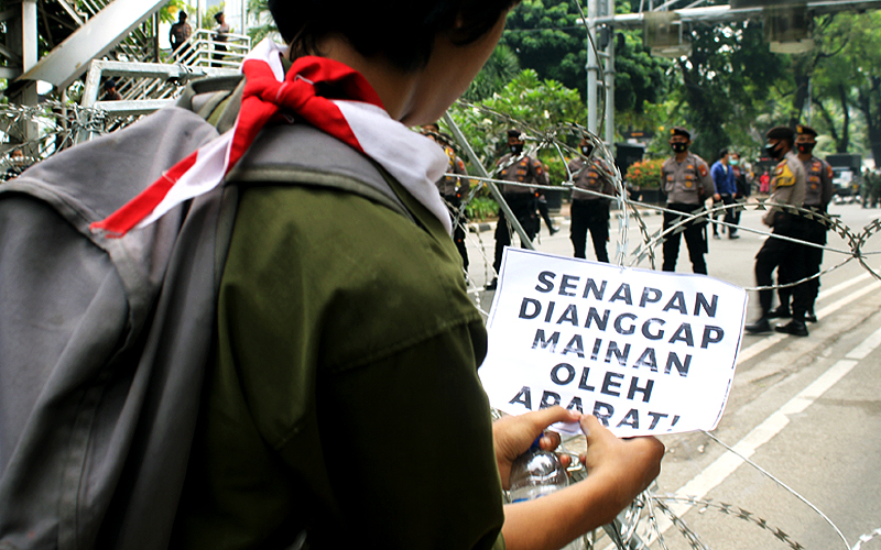Gelombang demo tolak Omnibus Law RUU Cipta Kerja kembali terjadi hari ini, Jumat (16/10). Kali ini, Badan Eksekutif Mahasiswa Seluruh Indonesia (BEM SI) wilayah Jabodetabek-Banten yang menggelar unjuk rasa mulai pukul 13.00 WIB di depan Istana. Ratusan massa aksi membubarkan diri dengan tertib setelah hujan turun. Robinsar Nainggolan