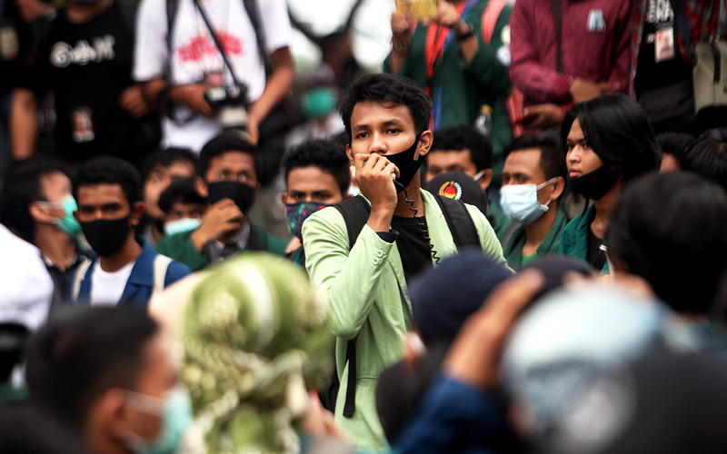Gelombang demo tolak Omnibus Law RUU Cipta Kerja kembali terjadi hari ini, Jumat (16/10). Kali ini, Badan Eksekutif Mahasiswa Seluruh Indonesia (BEM SI) wilayah Jabodetabek-Banten yang menggelar unjuk rasa mulai pukul 13.00 WIB di depan Istana. Ratusan massa aksi membubarkan diri dengan tertib setelah hujan turun. Robinsar Nainggolan
