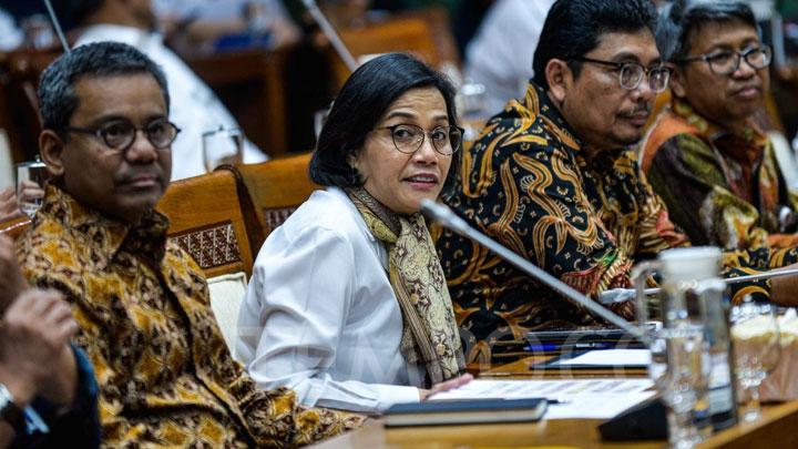Menteri Keuangan Sri Mulyani Indrawati didampingi Wakil Menteri Keuangan Suahasil Nazara (kiri) bersiap mengikuti rapat kerja dengan Komisi XI DPR di Kompleks Parlemen, Senayan, Jakarta, Senin, 4 November 2019. Rapat tersebut membahas evaluasi kinerja APBN 2019 dan rencana kerja APBN tahun anggaran 2020. TEMPO/Tony Hartawan