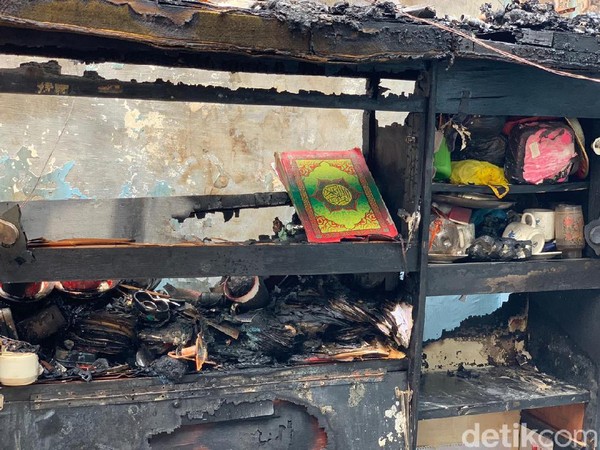Ajaib! Rumah di Surabaya Ludes Terbakar, Namun Al-Quran Ini Utuh. (Detik).