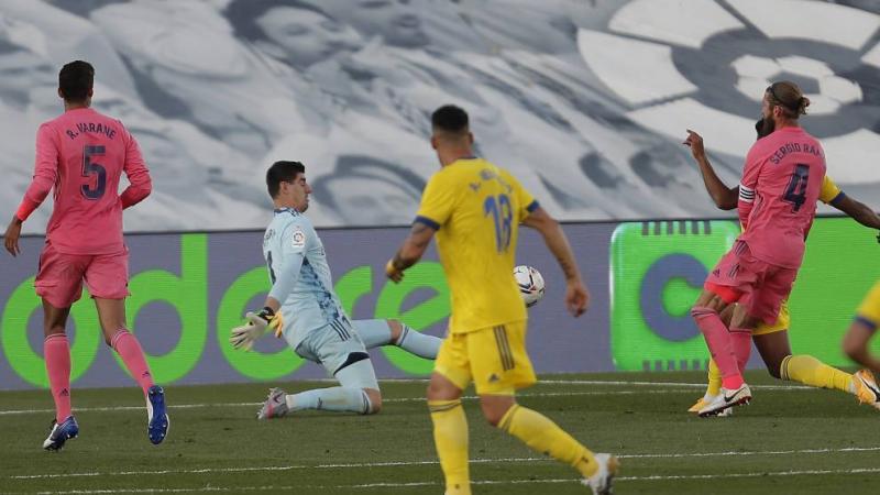 Madrid mengenakan jersey berwarna pink saat menjamu tim promosi Cadiz (Foto: Marca)