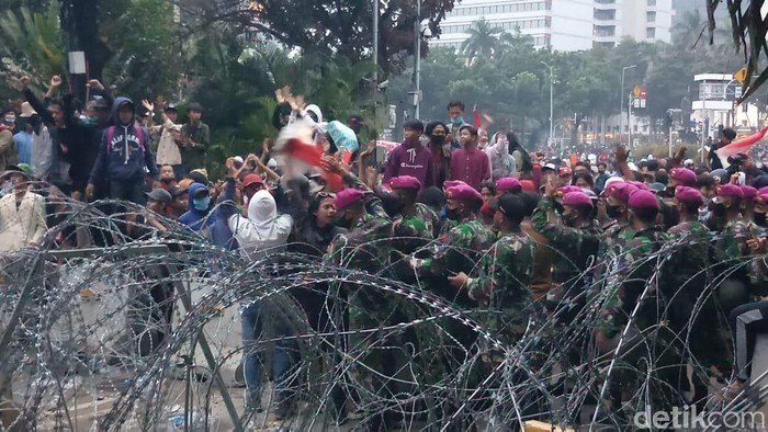 Massa pendemo tolak UU Omnibus Law bubarkan diri usai marinir turun tangan untuk membujuknya (detikcom)
