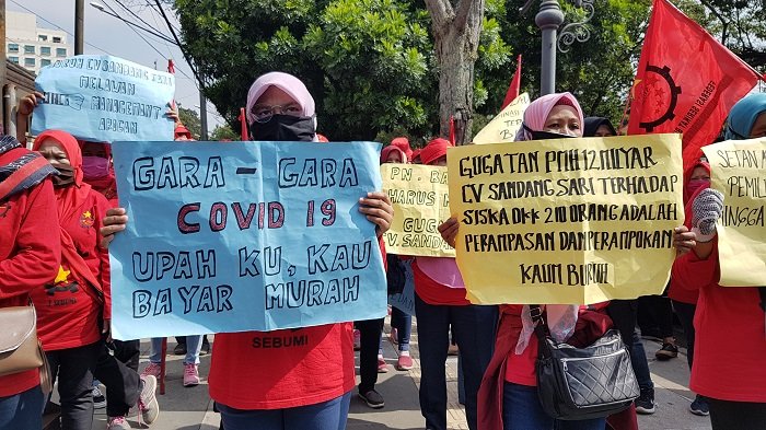 Ratusan buruh tekstil CV Sandang Sari Bandung menjalani sidang gugatan di Pengadilan Negeri Kelas 1A Khusus Bandung, Selasa (14/7/2020). (Ayobandung/Fichri Hakiim)