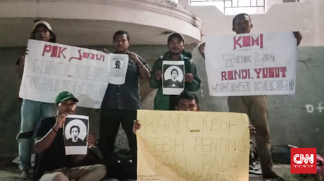 Sejumlah mahasiswa menggelar kemah di Jembatan Teluk Kendari untuk menolak kedatangan Jokowi yang akan meresmikan jembatan tersebut. (CNN Indonesia/Fandi)