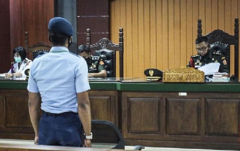 Serka RR, oknum TNI AU divonis 8 bulan penjara dan dipecat dari TNI karena kasus LGBT. (CNN Indonesia/ Damar)