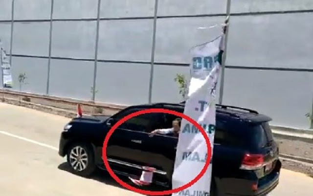 Jokowi Lempar Bantuan ke Jalan, Netizen Geram: Tak Bisa Lebih Baik? (gelora).