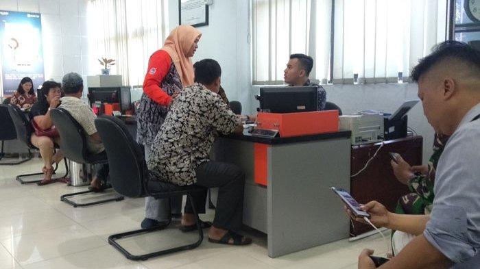Ilustrasi nasabah lapor polis karena kehilangan uang tabungan dari bank (Tribunnews)