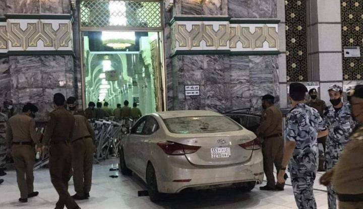 Pria Arab Tabrak Masjidil Haram