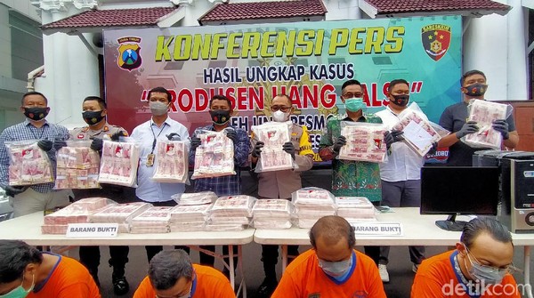 Polis ungkap cara canggih pengedar uang palsu hingga miliaran rupiah (detik.com).
