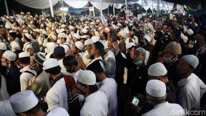 Ilustrasi kerumunan massa yang jadi klaster baru Covid-19 (Foto: Ari Saputra/Detik).