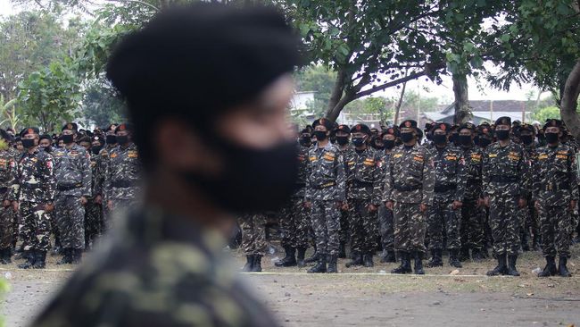 Sejumlah anggota Barisan Ansor Serbaguna (Banser) Nahdlatul Ulama (NU) mengikuti Apel Kebangsaan di Purwoasri, Kediri, Jawa Timur, Minggu (25/10/2020). (ANTARA FOTO/Prasetia Fauzani)