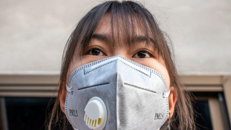 Ilustrasi pengunaan masker N95 (Foto:Klikdokter.com)