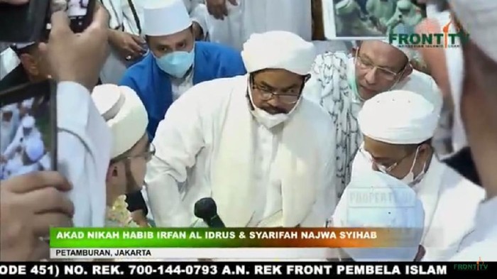 Abaikan Prokes di Nikahan Anak HRS, Kepala KUA Tanah Abang Dicopot. (Detik).