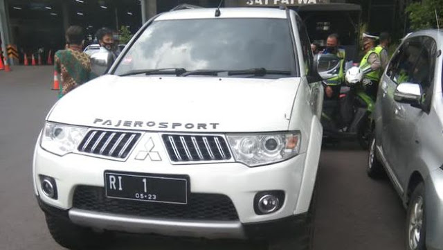 Tak Puas Kinerja Pemerintah, Mobil Berpelat RI 1 Terobos Mabes Polri. (gelora).