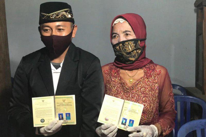 Ali Nursyahid dan Yainem Menikah dengan jarak Usia Hampir seabad (JPNN)
