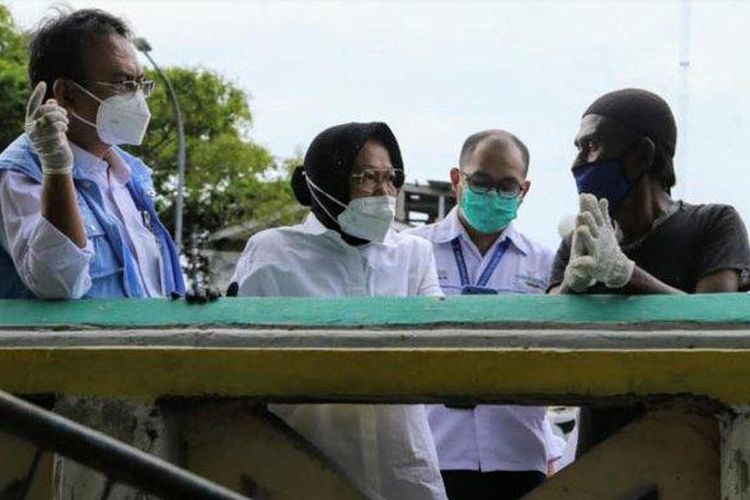 Risma saat blusukan ke Bantara Kali Ciliwung (Kompas)
