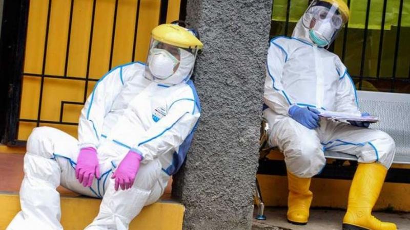 Para Tenaga Kesehatan mulai kelelahan dalam menghadapi lonjakan pasien Covid-19 (BBC)