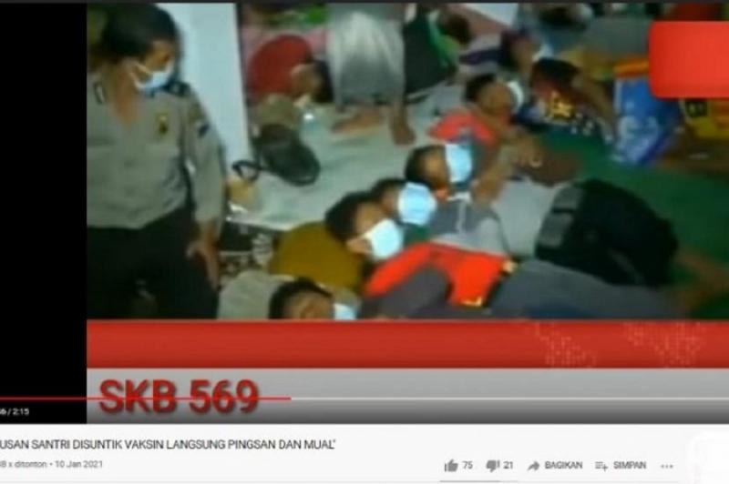 Tangkapan layar sejumlah laki-laki yang menggunakan sarung serta peci tampak terbaring. (Republika).