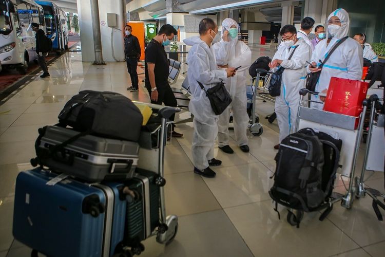 WNA China tiba di Bandara Soekarno Hatta saat pemerintah larang WNA masuk Indonesia (kompas)