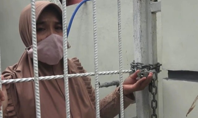 TR Seorang janda yang digembok paksa rumahnya oleh warga akibat menolak isolasi karena positif corona (Kumparan)
