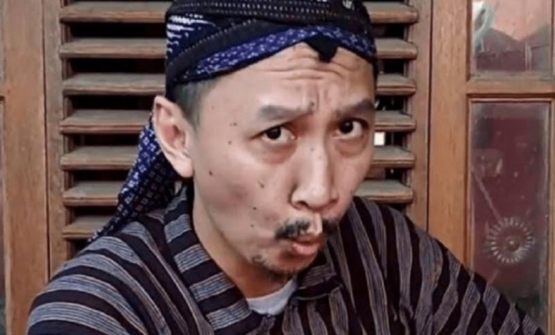 Sebut Islam Arogan, Mustofa Minta Abu Janda Tobat Sebelum Sekarat. (Fajar).