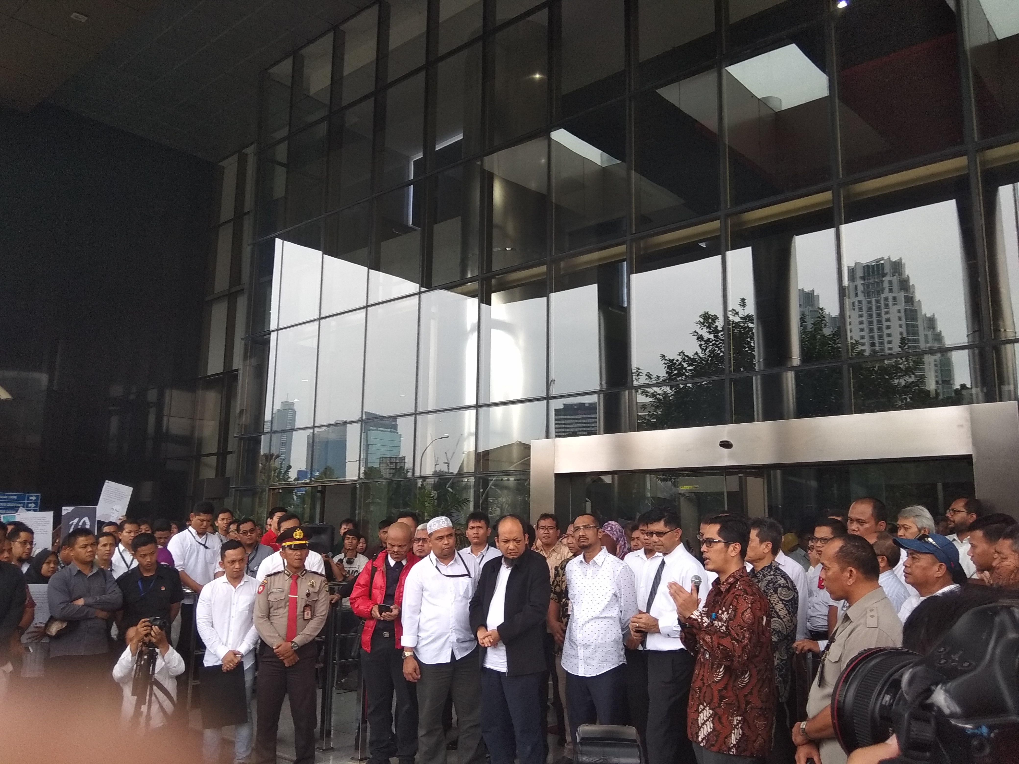 Novel Baswedan disambut di KPK saat tiba dari pengobatan di Singapura (law-justice.co/ Januardi Husin)