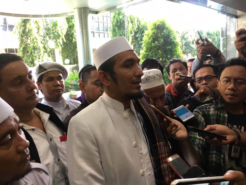 Ketua FPI dan jajarannya melaporkan Ade Armando ke Bareskrim Polri (Tirto)