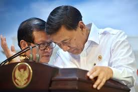 MENKO Polhukam Wiranto (kanan) berdiskusi dengan Seskab Pramono Anung. Foto: Antara
