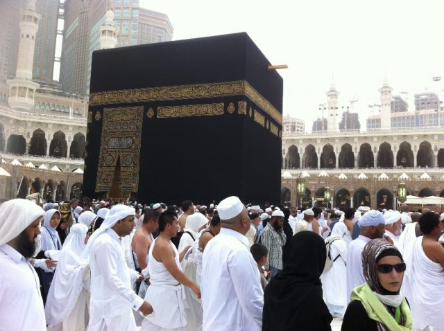 Jamaah Haji asal Indonesia Berthawaf Wada di Masjidil Haram ( foto : amicaletravel.com)