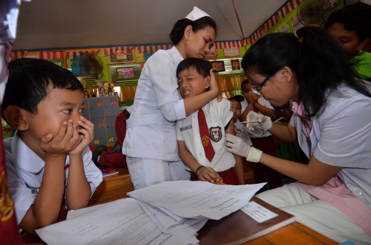 Imunisasi anak SD (Foto: Lampost.co)