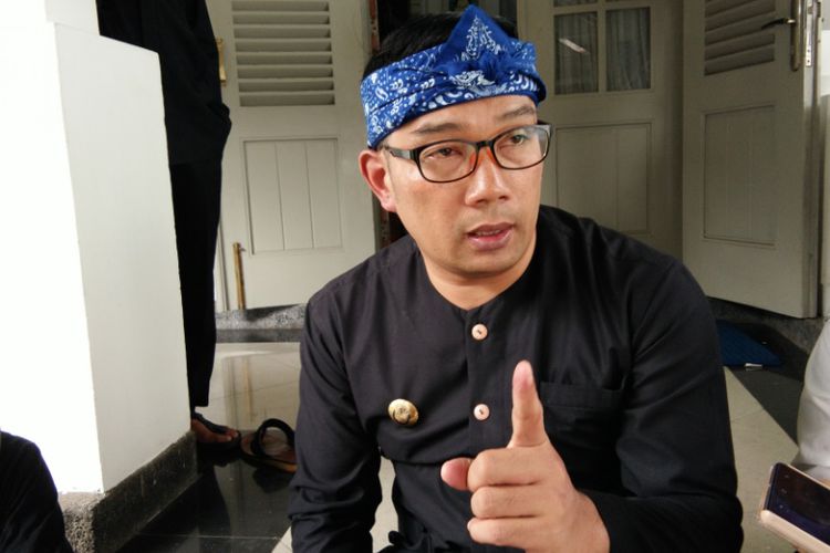 Gubernur Jawa Barat M Ridwan Kamil kembali disuntik vaksin Covid-19 untuk kedua kalinya (Foto: Kompas)