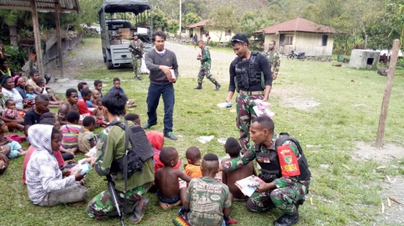 TNI membagikan makanan ke anak-anak Papua (Foto: RRI)
