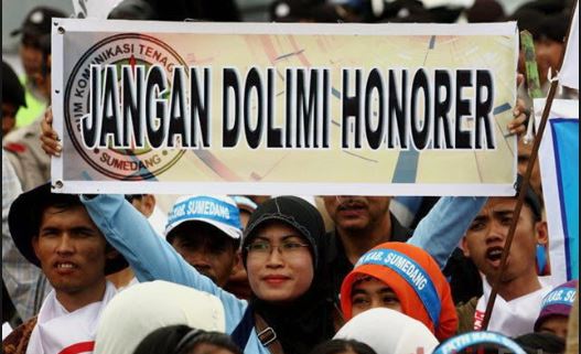 Tenaga honorer menuntut kesejahteraan (Foto: Detik)