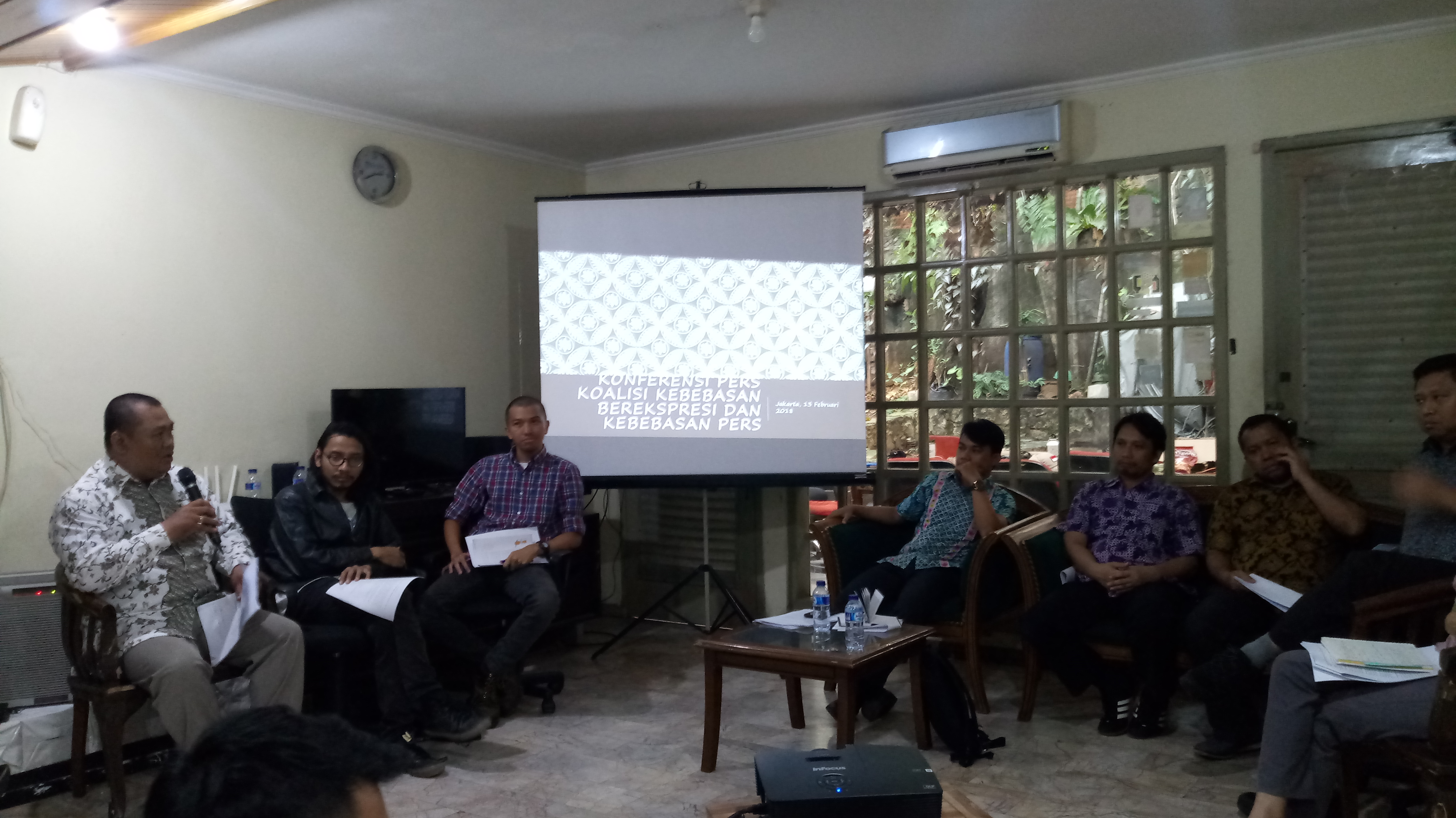 Koalisi Kebebasan Berekspresi dan Kebebasan Pers menanggapi pasal yang mengkriminalisasi jurnalis. (Foto: Adi Briantika)