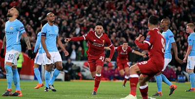 Alex Oxlade-Chamberlain merayakan golnya ke gawang Manchester City (foto: AP Photo)