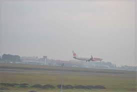 Kabut Asap, Selimuti Bandara Syamsudin Noor (foto: terasnews.id)