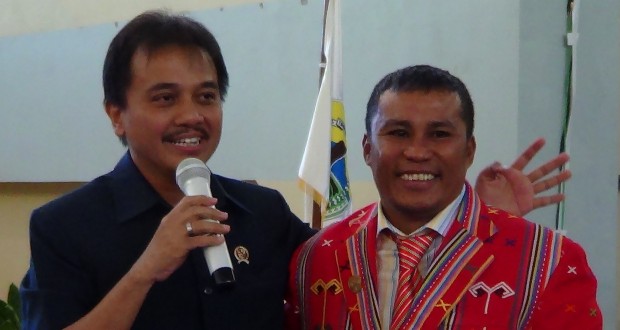 Roy Suryo dan petinju asal Nusa Tenggara Timur Hermensen Ballo (Foto: Fajar Timor)