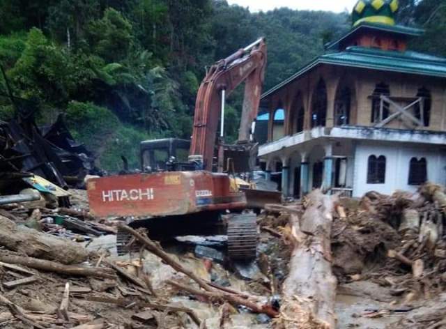 BPBD, Terjunkan Delapan Alat Berat Tangani Banjir dan Longsor di Mandailing Natal (foto: okezone.com)